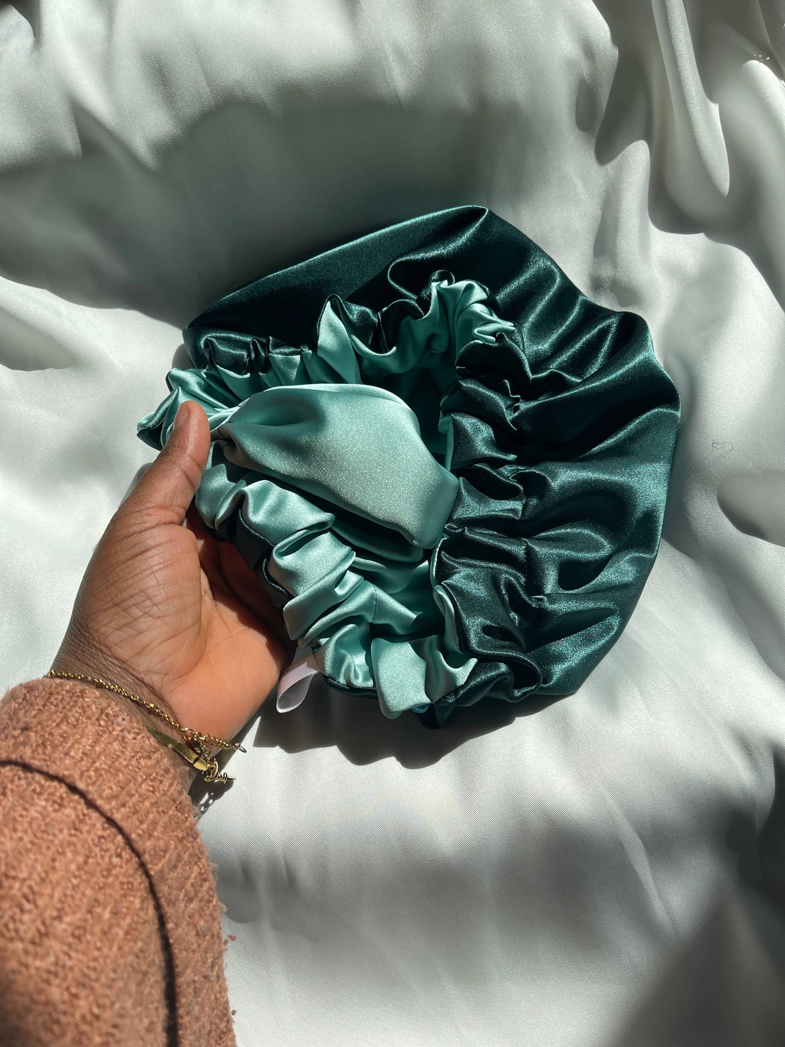 Bonnet en Satin réversible vert et bleu Asantewaa