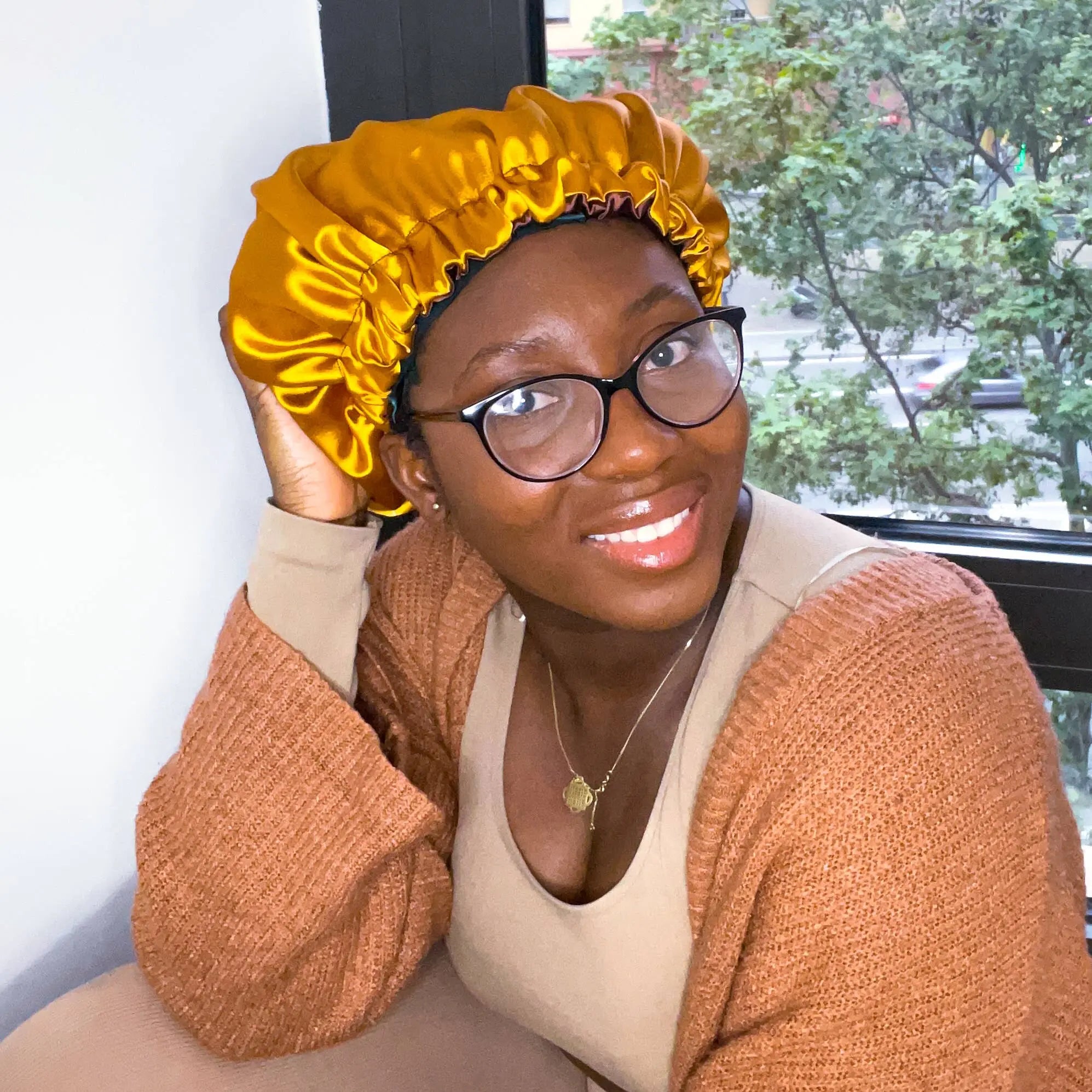 Bonnet en satin doré et marron Asantewaa