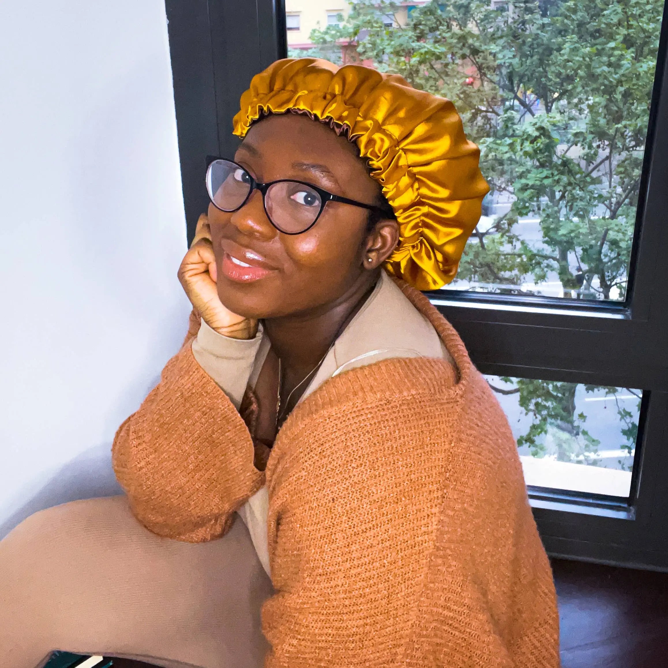Bonnet en satin doré et marron Asantewaa