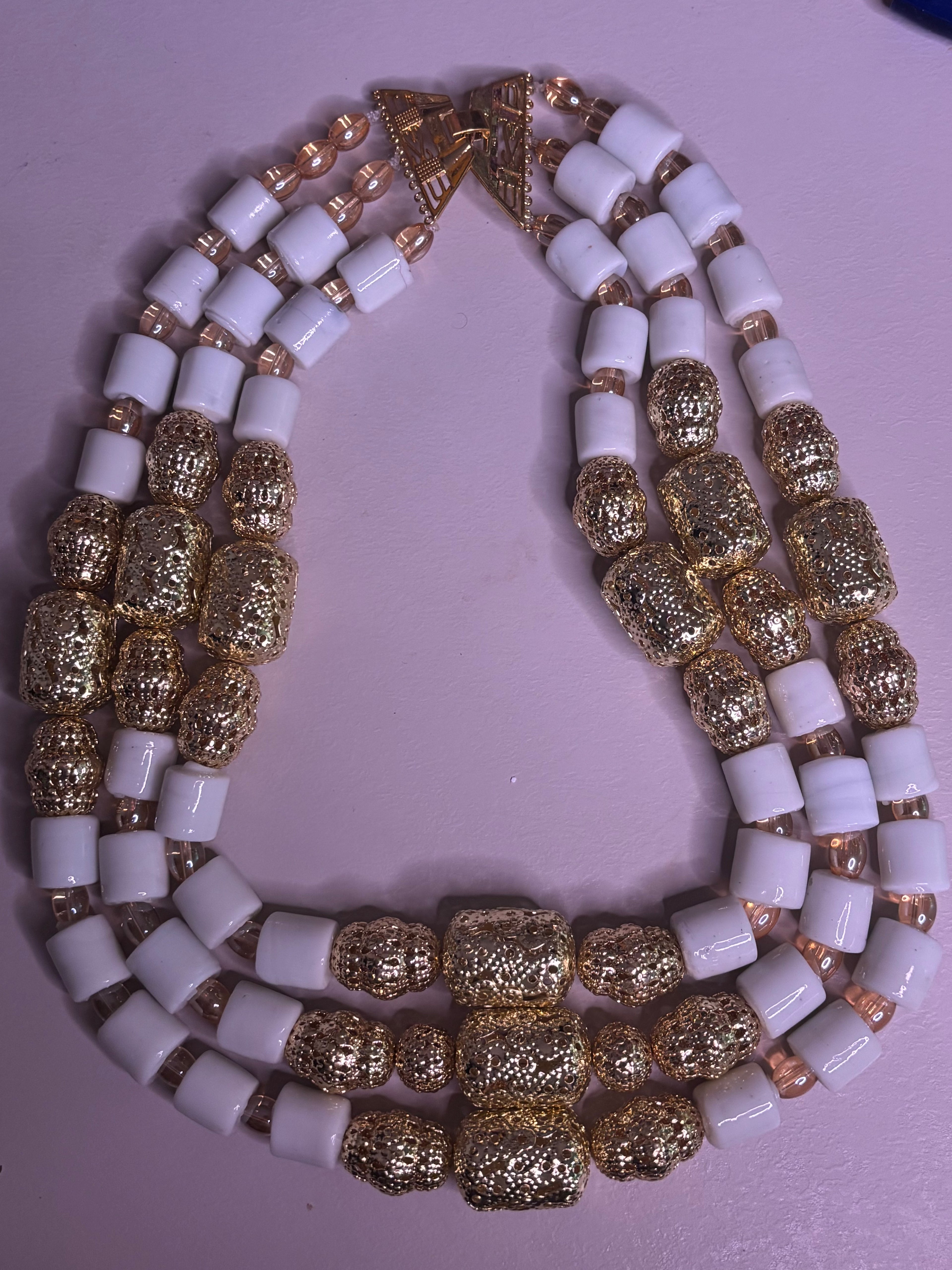 Assortiment bijoux fantaisie -beige clair